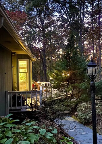 Quiet and secluded home, 3.5 miles to TIEC