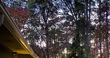 Quiet and secluded home, 3.5 miles to TIEC