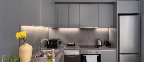 Een koelkast, een microgolfoven, een oven, een kookplaat