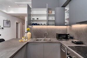 Réfrigérateur, micro-ondes, four, plaque de cuisson