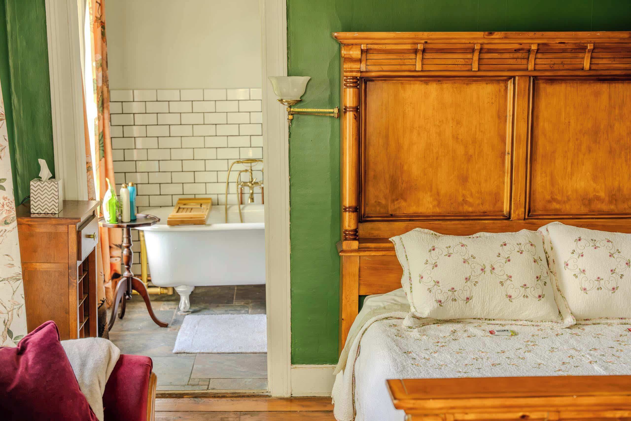 6 bedrooms, desk, iron/ironing board, WiFi (free)