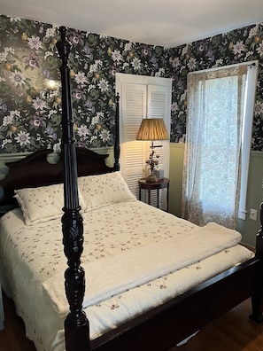 6 bedrooms, iron/ironing board, WiFi (free), bed sheets