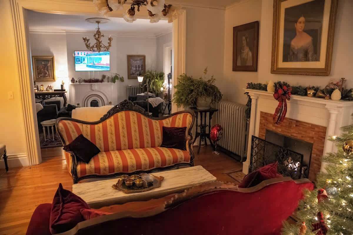 Tv, eldstad och kontor