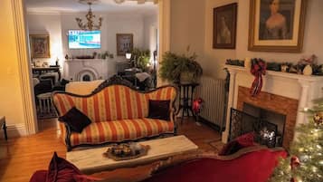 Tv, eldstad och kontor