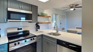 Een koelkast, een magnetron, een oven, een kookplaat