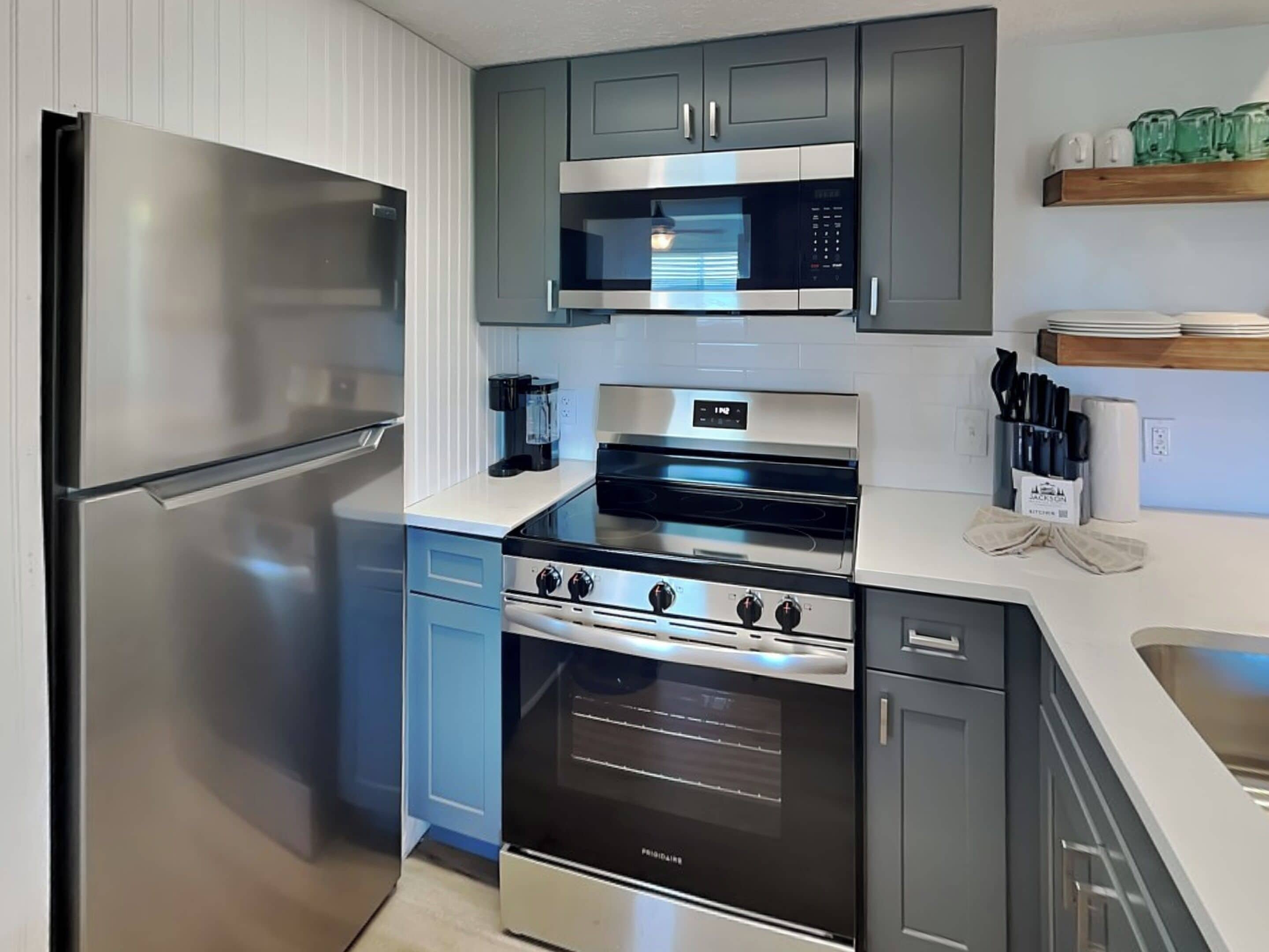 Een koelkast, een magnetron, een oven, een kookplaat