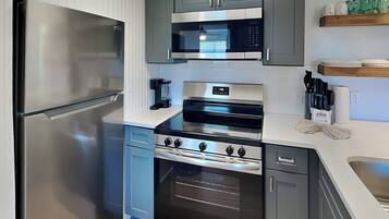 Een koelkast, een magnetron, een oven, een kookplaat