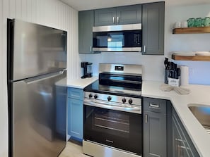 Een koelkast, een magnetron, een oven, een kookplaat