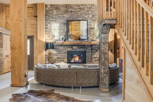 Red Barn Retreat by Carolina Mornings| Pool, Hot Tub & Yoga Studio+Biltmore Pass