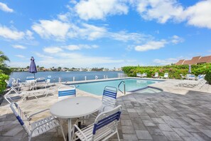 حمّام سباحة مُدفَّأ