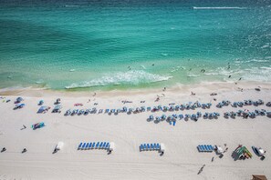 På stranden