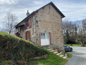 Exterior - Moulin creusois family gîte 10 pers. + studette + roulotte + cultural room (Verneiges)