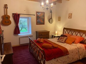 4 habitaciones, tabla de planchar con plancha, wifi y ropa de cama