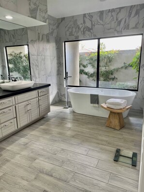 Regadera, secadora de cabello, toallas, jabón 