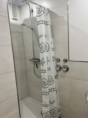Douche, sĂšche-cheveux, serviettes fournies, savon