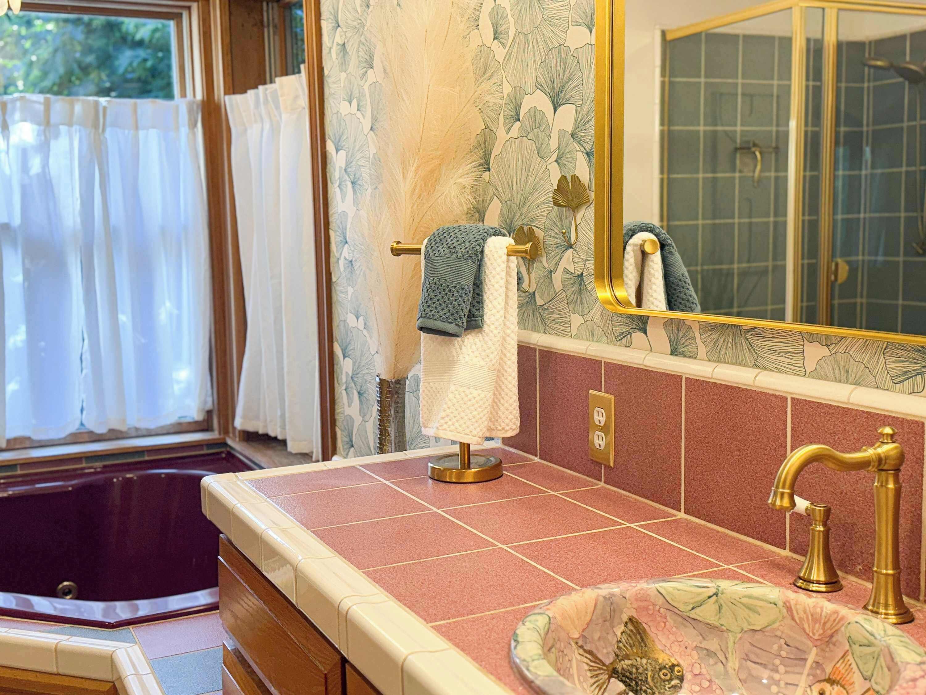 Douche, sèche-cheveux, serviettes fournies, shampoing