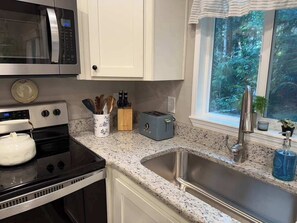 Refrigerador, microondas, horno y parrilla de estufa 