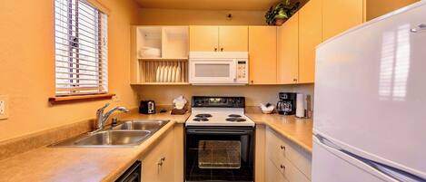 Kjøleskap, mikrobølgeovn, ovn og kokeplater