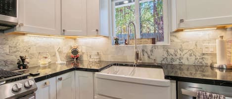 冷蔵庫、電子レンジ、コンロ、食器洗い機