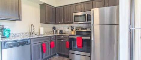 Kjøleskap, mikrobølgeovn, ovn og kokeplater