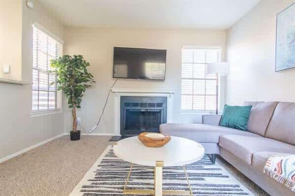 TV, lareira, escritórios