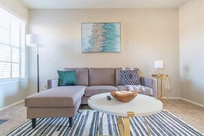 Fernseher, Kamin, Arbeitsbereiche