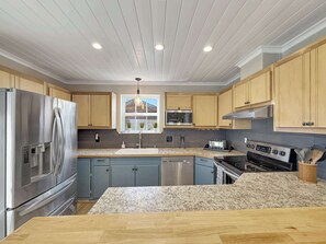 Fridge, oven, stovetop, dishwasher