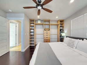 3 bedrooms, desk, bed sheets