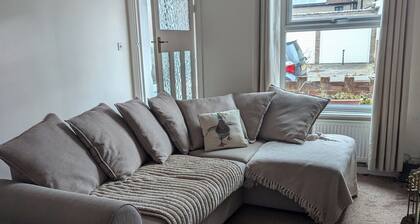 Fab cottage local to all amenities and a 3min walk to beautiful sandy beaches.