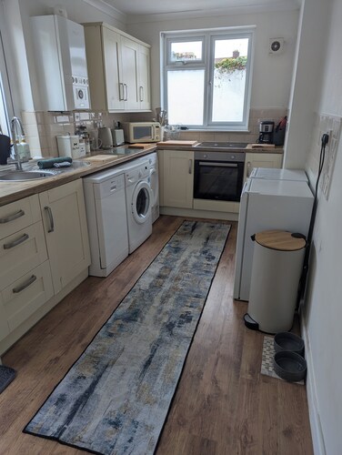  Fab cottage local to all amenities and a 3min walk to beautiful sandy beaches.