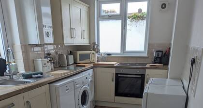 Fab cottage local to all amenities and a 3min walk to beautiful sandy beaches.