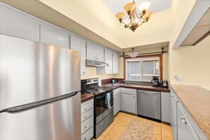 ثلاجة، ميكروويف، فرن، موقد طهي مسطح