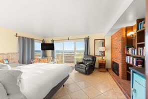 3 bedrooms, iron/ironing board, free WiFi, bed sheets - Perfect For Families! Toes In Sand, Amazing Views (Ventura)