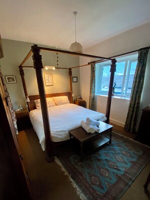 6 bedrooms, iron/ironing board, WiFi, bed sheets