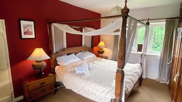 6 bedrooms, iron/ironing board, WiFi, bed sheets