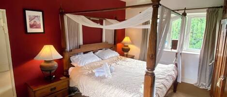 6 bedrooms, iron/ironing board, WiFi, bed sheets