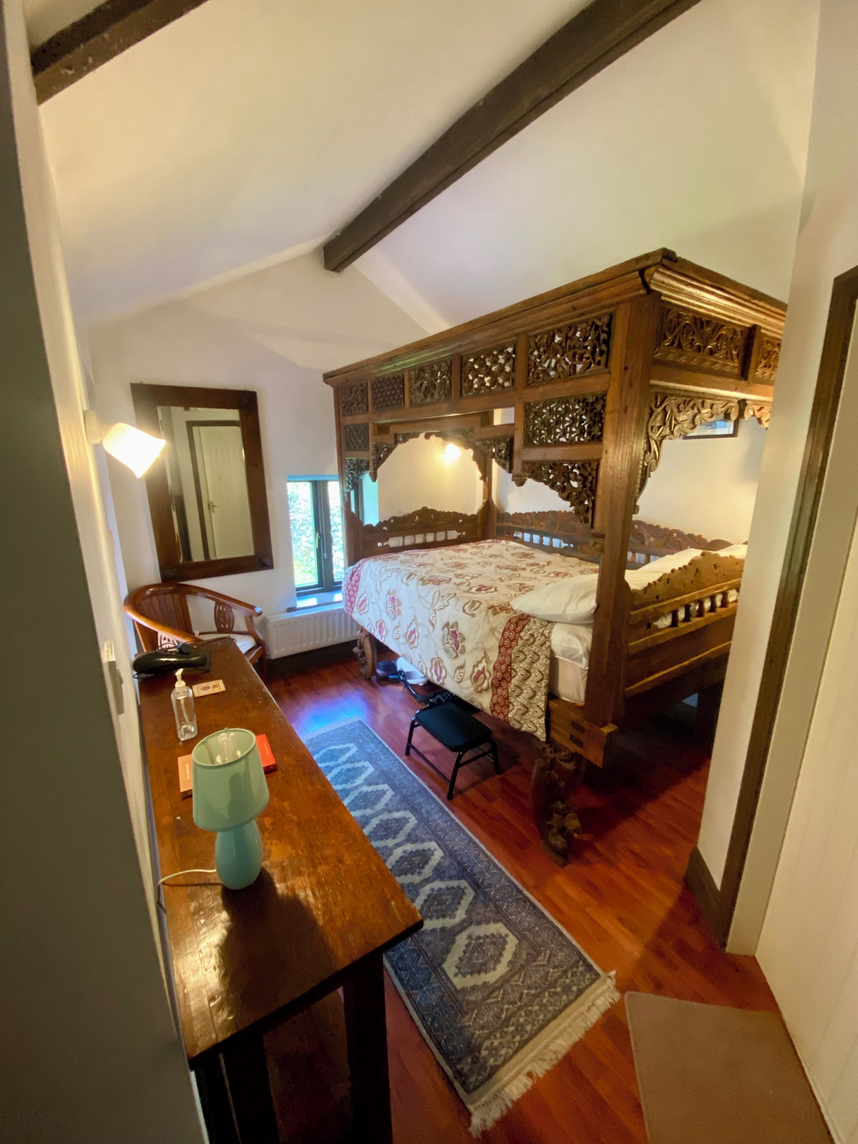 6 bedrooms, iron/ironing board, WiFi, bed sheets