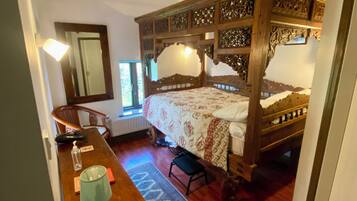 6 bedrooms, iron/ironing board, WiFi, bed sheets