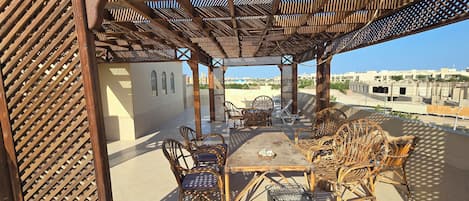 تناول الطعام بالخارج