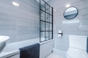 Douche, sèche-cheveux, serviettes fournies