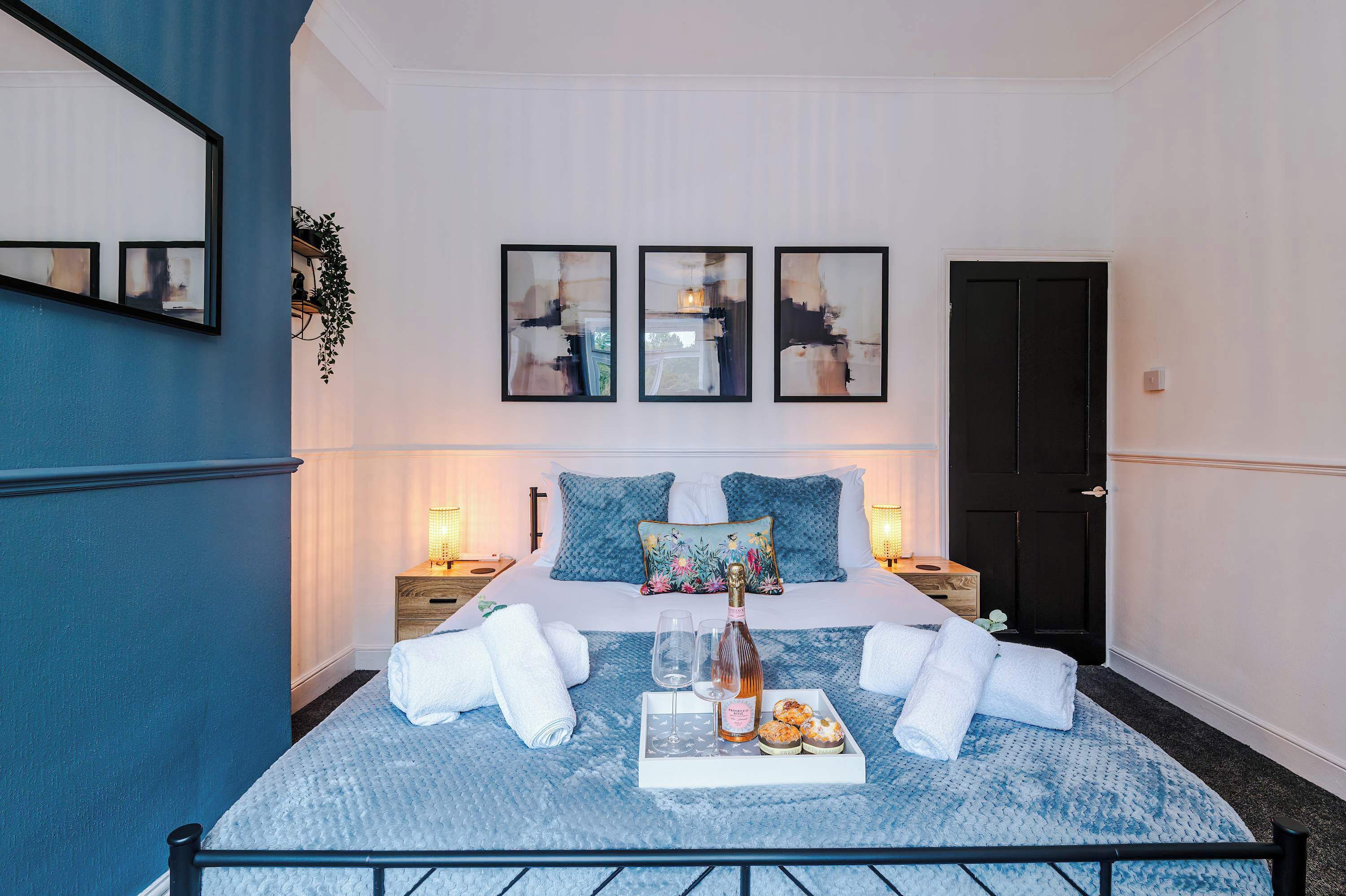 2 slaapkamers, een bureau, een strijkplank/strijkijzer, wifi