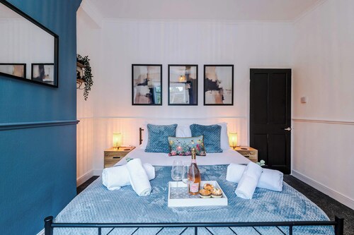 Lovely 2 Bed Home, Perfect for Business, Sleeps 6!