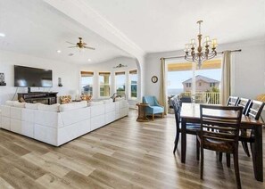 Smart-TV, bøker og stereoanlegg