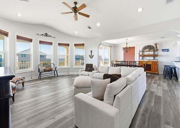 Smart TV, libros y estéreo