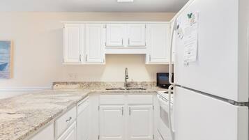 Kjøleskap, mikrobølgeovn, ovn og kokeplater