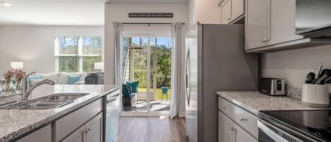 Microondas, horno, placa de cocina y lavavajillas