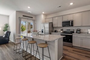 電子レンジ、オーブン、コンロ、食器洗い機