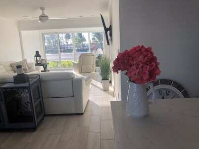 Beautiful  1BR/1.5BA condo directly across from Lowdermilk Beach in Naples!