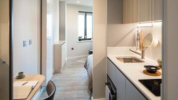 Mikrowelle, Ofen, Herdplatte, Kochgeschirr/Geschirr/Besteck