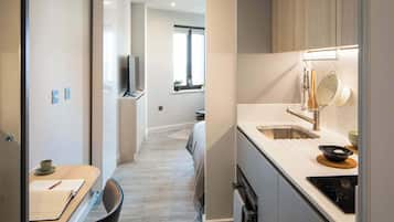 Mikrowelle, Ofen, Herdplatte, Kochgeschirr/Geschirr/Besteck